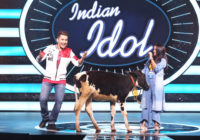 इंडियन आइडल के सेट पर ‘लकी गाय’ लेकर पहुंच गए आदित्य नारायण इंडियन आइडल के सेट पर ‘लकी गाय’ लेकर पहुंच गए आदित्य नारायण