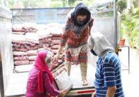 टिस्का चोपड़ा और उनके माता-पिता ने कोविड -19 के दौरान जरूरतमंद लोगों को चावल के पैकेट वितरित किये टिस्का चोपड़ा और उनके माता-पिता ने कोविड -19 के दौरान जरूरतमंद लोगों को चावल के पैकेट वितरित किये