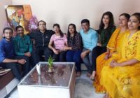 गायक जुबिन नौटियाल ने अपनी फैन और केबीसी 13 की विजेता, हिमानी बुंदेला को आगरा में उनके घर जाकर चौंका दिया। गायक जुबिन नौटियाल ने अपनी फैन और केबीसी 13 की विजेता, हिमानी बुंदेला को आगरा में उनके घर जाकर चौंका दिया।