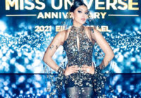 मिस यूनिवर्स जज उर्वशी रौतेला ने रु. 40 लाख का Michael Cinco का गाउन उन्हें एक परफेक्ट देसी टच दे रहा है मिस यूनिवर्स जज उर्वशी रौतेला ने रु. 40 लाख का Michael Cinco का गाउन उन्हें एक परफेक्ट देसी टच दे रहा है
