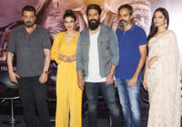 यश ने अपनी KGF 2 स्टारकास्ट के साथ रिलीज से ठीक पहले सिनेपोलिस के आईमैक्स ऑडिटोरियम में लॉन्च किया सॉन्ग यश ने अपनी KGF 2 स्टारकास्ट के साथ रिलीज से ठीक पहले सिनेपोलिस के आईमैक्स ऑडिटोरियम में लॉन्च किया सॉन्ग