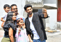 The Aditya Roy Kapur euphoria continues! The actor’s fans gatecrash his set to meet him