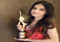 रांझा के लिए जसलीन रॉयल ने हासिल किया अपना पहला IIFA अवॉर्ड, पोस्ट शेयर कर करण जौहर, अजीम दयानी और सिद्धार्थ मल्होत्रा के प्रति व्यक्त किया आभार रांझा के लिए जसलीन रॉयल ने हासिल किया अपना पहला IIFA अवॉर्ड, पोस्ट शेयर कर करण जौहर, अजीम दयानी और सिद्धार्थ मल्होत्रा के प्रति व्यक्त किया आभार