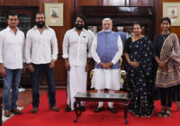 केजीएफ स्टार यश और कांतारा एक्टर ऋषभ शेट्टी के साथ होम्बले की टीम ने की प्रधानमंत्री श्री नरेंद्र मोदी से खास मुलाकात केजीएफ स्टार यश और कांतारा एक्टर ऋषभ शेट्टी के साथ होम्बले की टीम ने की प्रधानमंत्री श्री नरेंद्र मोदी से खास मुलाकात