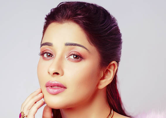 न्यारा एम बनर्जी ‘वन टू चा चा चा’ के साथ हंसी का तड़का लगा रही हैं, वह एक पैन-इंडिया एंटरटेनर में अपनी कॉमिक हरकतों, देसी अंदाज़ और सिचुएशनल कॉमेडी को दिखा रही हैं।