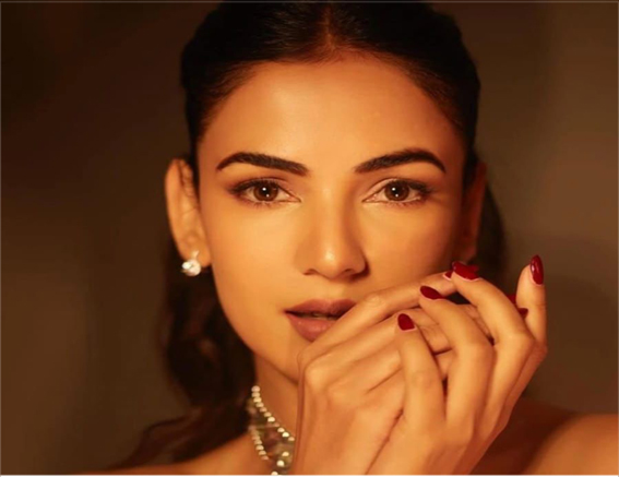 “किसी को बुरा दिखाकर अच्छा नहीं बना जा सकता” – पेड पीआर और नेगेटिविटी पर सोनल चौहान का बड़ा बयान