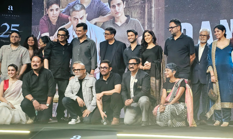 आमिर खान प्रोडक्शन ने मनाया 25 साल का जश्न। दंगल कुश्ती गुरु भी जश्न में हुए शामिल