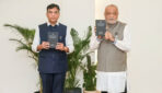 माननीय केंद्रीय मंत्री डॉ. मनसुख मंडाविया ने नई दिल्ली में हार्टफुलनेस के मार्गदर्शक दाजी द्वारा लिखित नई पुस्तक ‘फाइव प्रेस्क्रिप्शन्स फ्रॉम द अष्टावक्र महागीता’ का विमोचन किया माननीय केंद्रीय मंत्री डॉ. मनसुख मंडाविया ने नई दिल्ली में हार्टफुलनेस के मार्गदर्शक दाजी द्वारा लिखित नई पुस्तक ‘फाइव प्रेस्क्रिप्शन्स फ्रॉम द अष्टावक्र महागीता’ का विमोचन किया