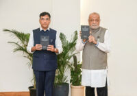 माननीय केंद्रीय मंत्री डॉ. मनसुख मंडाविया ने नई दिल्ली में हार्टफुलनेस के मार्गदर्शक दाजी द्वारा लिखित नई पुस्तक ‘फाइव प्रेस्क्रिप्शन्स फ्रॉम द अष्टावक्र महागीता’ का विमोचन किया
