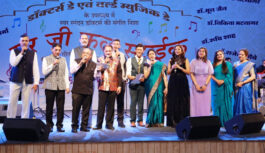 ‘मुसाफिर हूं यारों’ से ‘कोई कहे कहता रहे’ तक, डॉक्टरों ने बिखेरे संगीत के रंग