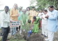 डॉ. शरद पंडित के अमृत महोत्सव पर पौधारोपण कार्यक्रम