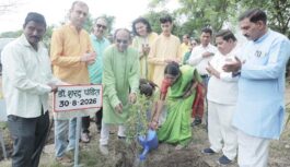 डॉ. शरद पंडित के अमृत महोत्सव पर पौधारोपण कार्यक्रम